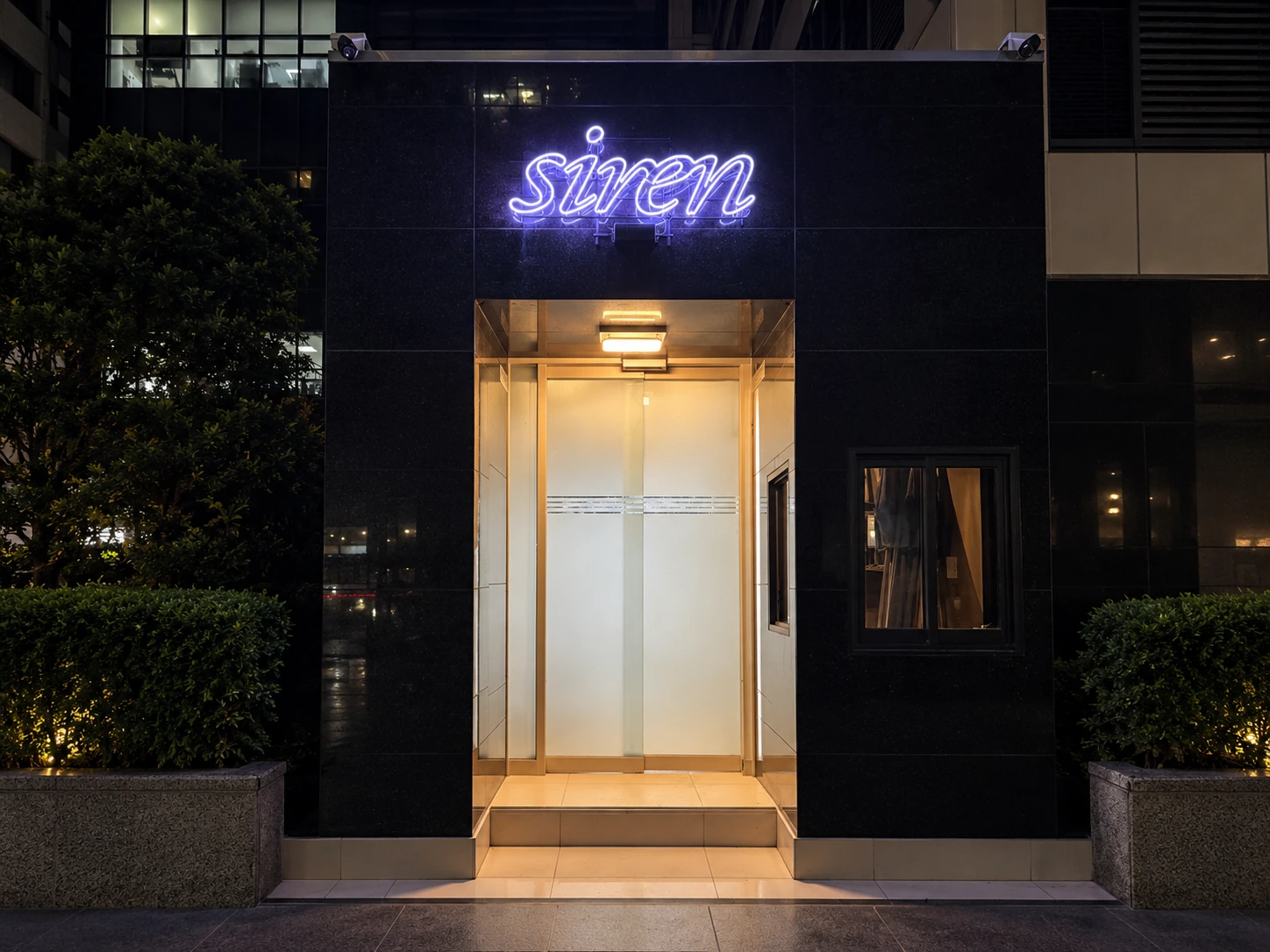 정면에서 바라본 siren 네온 간판과 따뜻한 조명의 매장 입구